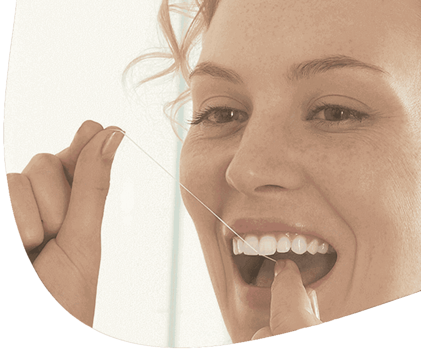 femme utilisant du fil dentaire