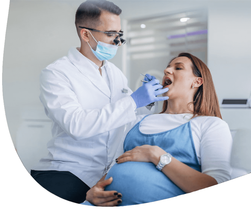 femme enceinte lors d'une visite de contrôle chez le dentiste